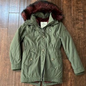 Excellent condition! Fully lined with soft fur. Detachable fur trimmed hood.